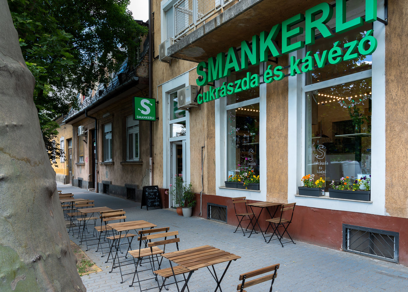 A Smankerli Cukrászda és Kávézó portálja Zuglóban, Róna utca 161.
